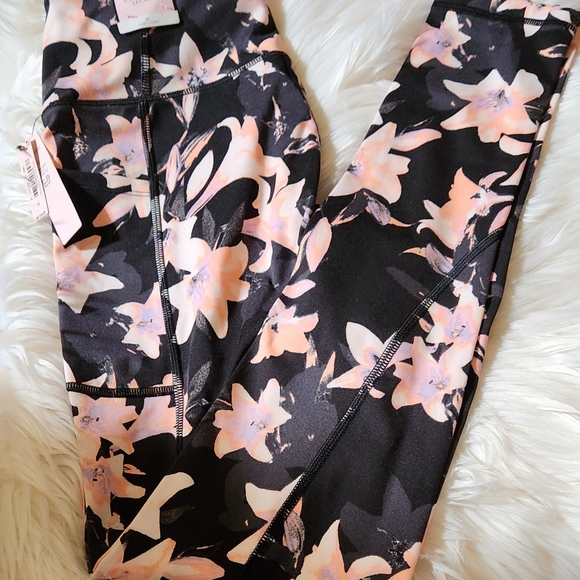 VS Sports Bra and leggings set - Picture 3 of 4